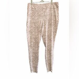 New Directions Cream and Tan Patterned Leggings